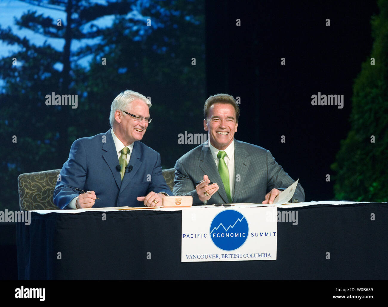 British Columbia (BC) Premier Gordon Campbell und der kalifornische Gouverneur Arnold Schwarzenegger unterzeichnen Vereinbarungen Vereinbarungen zu Klima und Ozeanen schützen an der pazifischen Küste am Pazifischen der Wirtschaftsgipfel in Vancouver, BC, 31. Mai 2007. (UPI Foto/Heinz Ruckemann) Stockfoto