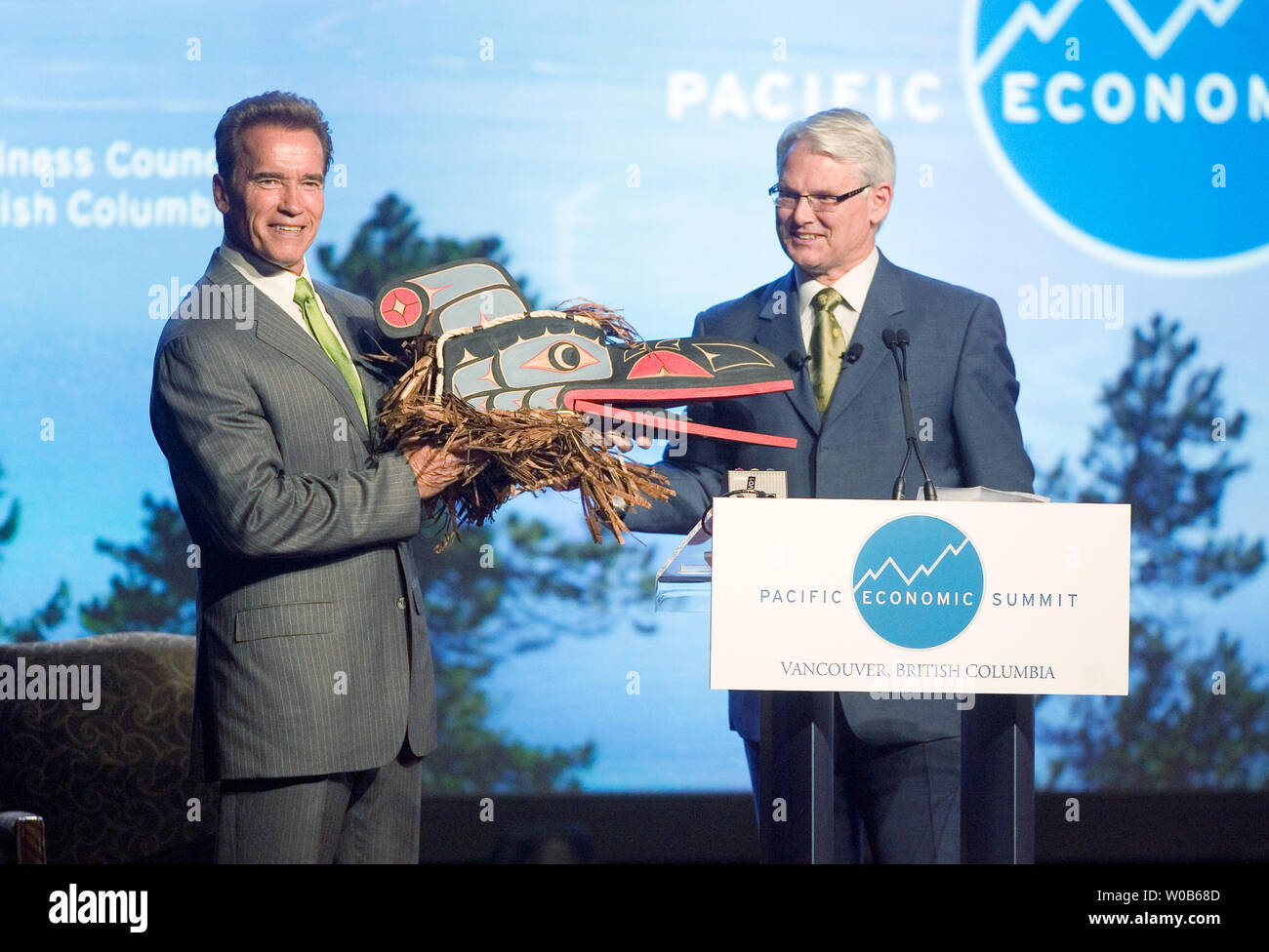 British Columbia (BC) Premier Gordon Campbell präsentiert der kalifornische Gouverneur Arnold Schwarzenegger mit einer nativen Maske in der konstituierenden Pacific Economic Summit in Vancouver, BC, 31. Mai 2007. (UPI Foto/Heinz Ruckemann) Stockfoto