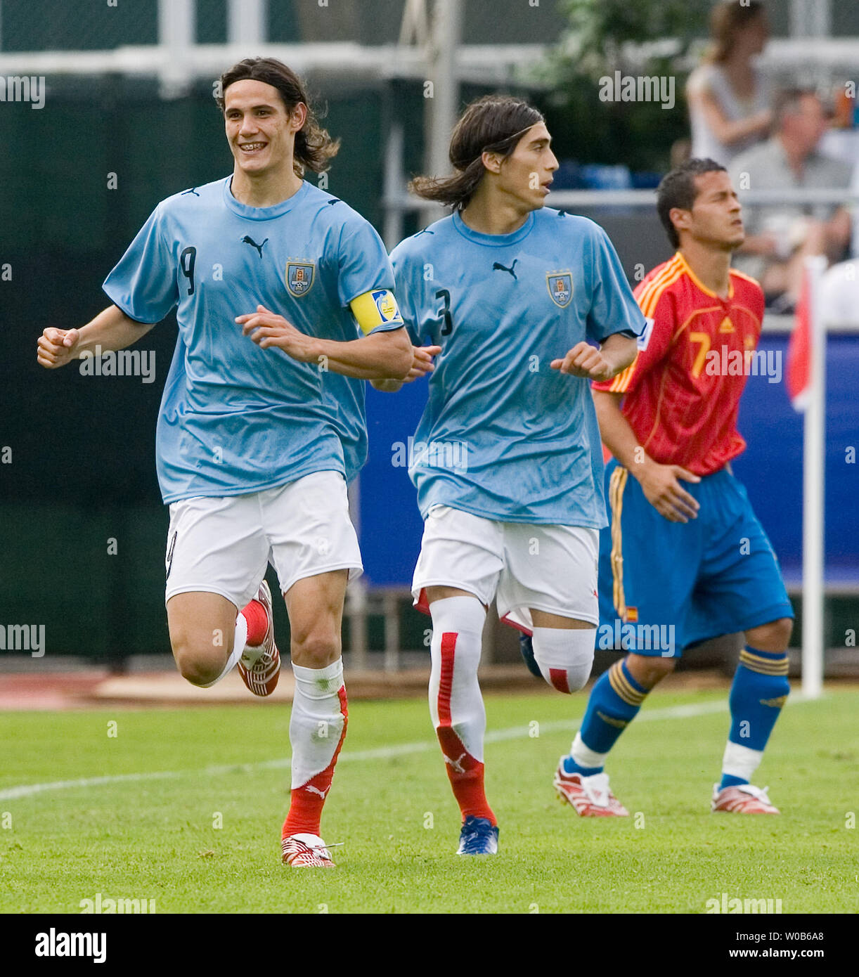 Spaniens Torwart Toni Calvo (R) Grimassen nach Uruguay's Edinson Cavani (L) das erste Ziel des Spiels in der zweiten Hälfte einer FIFA U-20-Weltmeisterschaft 2007 Fußball Match bei Swangard Stadium in Burnaby, British Columbia, Juli 1, 2007 zählte. Uruguay's Martin Caceres (3) folgt der Torschütze. Das Spiel endete mit einem 2:2. (UPI Foto/Heinz Ruckemann) Stockfoto