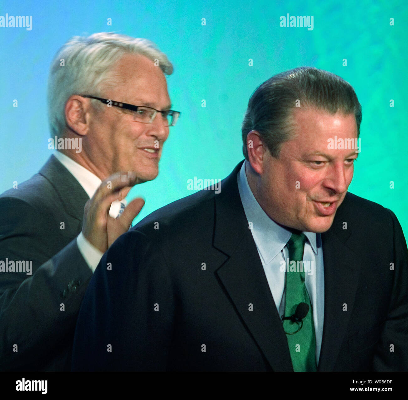 British Columbia (BC) Premier Gordon (L) Campbell begrüßt den ehemaligen US-Vizepräsidenten Al Gore nach Vancouver, BC, 29. September 2007. Gore präsentiert seinen Film Ein Stockfoto