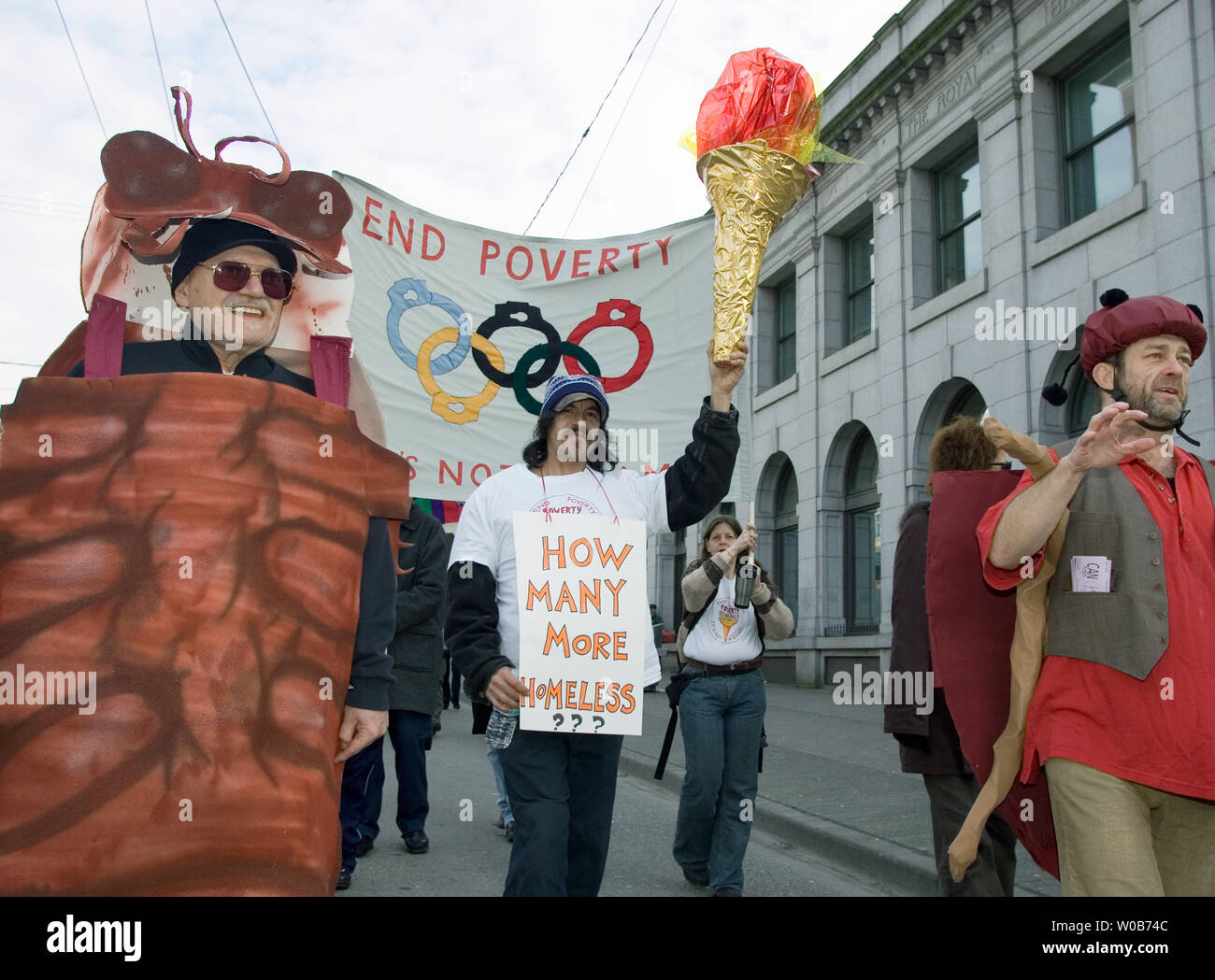 Maskottchen Gruselig die Kakerlake (Bernie Boyd, L.) und juckende die Wanze (Paul Kerston, R.) Flanke eines von zehn Fackel Träger sein Bein eines zwei Relais- Block unten Hastings Street, die für den Start der Downtown Eastside Armut Olympics in der Carnegie Center in Vancouver, British Columbia, 3. Februar 2008. Am Nachmittag Spiele sind eine tolle Möglichkeit, eine ernste Botschaft, die Vancouver Welt hat zu senden - Klasse Armut und Obdachlosigkeit, während Hunderte Millionen Dollar für die Olympischen Winterspiele 2010 ausgegeben werden. (UPI Foto/Heinz Ruckemann) Stockfoto