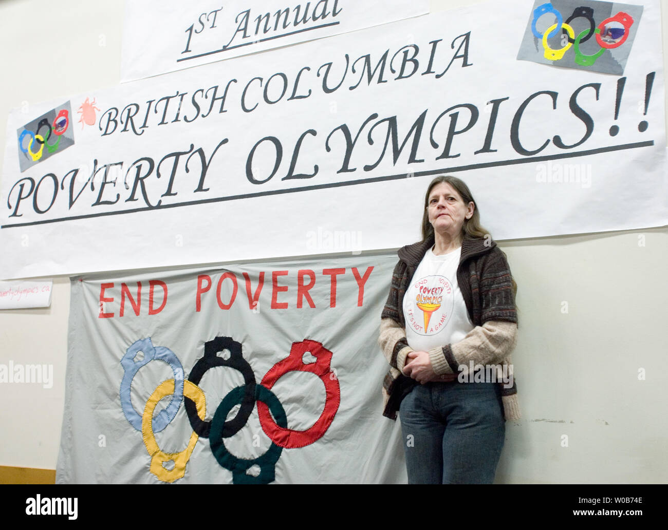 Eine von zehn Fackel Träger laufen zwei Relais- Block unten Hastings Street steht auf der Bühne für den Start der Downtown Eastside Armut Olympics in der Carnegie Center in Vancouver, British Columbia, 3. Februar 2008. Am Nachmittag Spiele sind eine tolle Möglichkeit, eine ernste Botschaft, die Vancouver Welt hat zu senden - Klasse Armut und Obdachlosigkeit, während Hunderte Millionen Dollar für die Olympischen Winterspiele 2010 ausgegeben werden. (UPI Foto/Heinz Ruckemann) Stockfoto