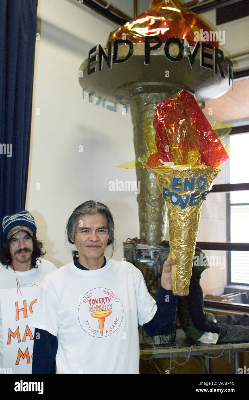 Die letzten zehn Fackel Luftfahrtunternehmen, die Beine eines zwei Relais- Block unten Hastings Street symbolisch Lichter die fünf Meter hohe "Ende der Armut Fackel"-Kennzeichnung der Eröffnung der Downtown Eastside Armut Olympics in der Carnegie Center in Vancouver, British Columbia, 3. Februar 2008. Am Nachmittag Spiele sind eine tolle Möglichkeit, eine ernste Botschaft, die Vancouver Welt hat zu senden - Klasse Armut und Obdachlosigkeit, während Hunderte Millionen Dollar für die Olympischen Winterspiele 2010 ausgegeben werden. (UPI Foto/Heinz Ruckemann) Stockfoto