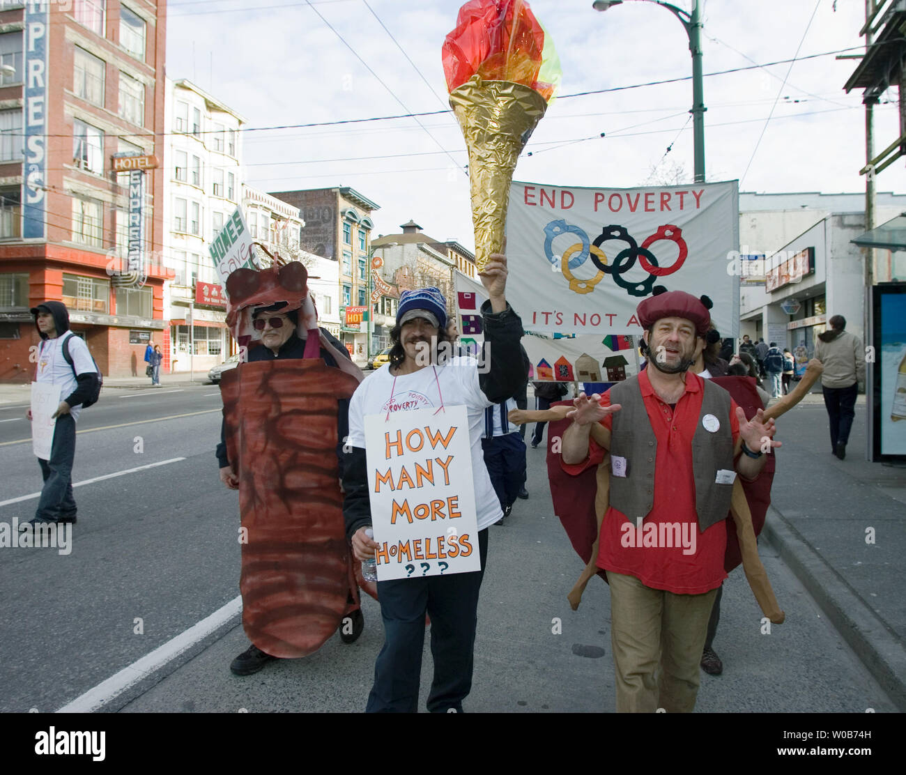 Maskottchen Gruselig die Kakerlake (Bernie Boyd, L.) und juckende die Wanze (Paul Kerston, R.) Flanke eines von zehn Fackel Träger sein Bein eines zwei Relais- Block unten Hastings Street, die für den Start der Downtown Eastside Armut Olympics in der Carnegie Center in Vancouver, British Columbia, 3. Februar 2008. Am Nachmittag Spiele sind eine tolle Möglichkeit, eine ernste Botschaft, die Vancouver Welt hat zu senden - Klasse Armut und Obdachlosigkeit, während Hunderte Millionen Dollar für die Olympischen Winterspiele 2010 ausgegeben werden. (UPI Foto/Heinz Ruckemann) Stockfoto