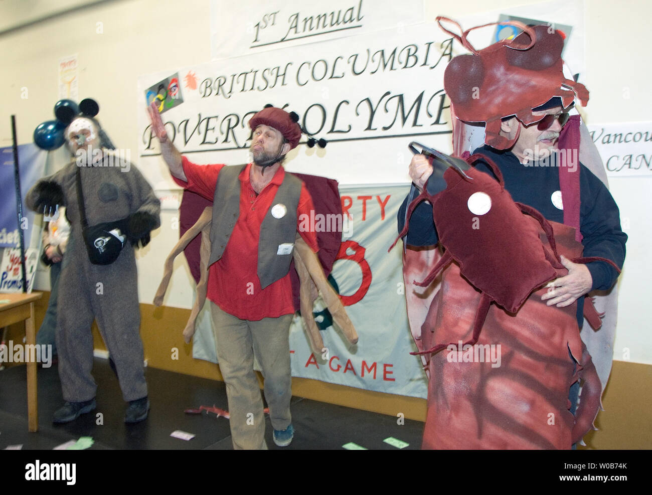 Maskottchen Gruselig die Kakerlake (Bernie Boyd, R.), zäh die Ratte (Bob Sarti, L.) und juckende die Wanze (Paul Kerston, c) der Beginn der Downtown Eastside Armut Olympics in der Carnegie Center in Vancouver, British Columbia, 3. Februar 2008 feiern. Am Nachmittag Spiele sind eine tolle Möglichkeit, eine ernste Botschaft, die Vancouver Welt hat zu senden - Klasse Armut und Obdachlosigkeit, während Hunderte Millionen Dollar für die Olympischen Winterspiele 2010 ausgegeben werden. (UPI Foto/Heinz Ruckemann) Stockfoto