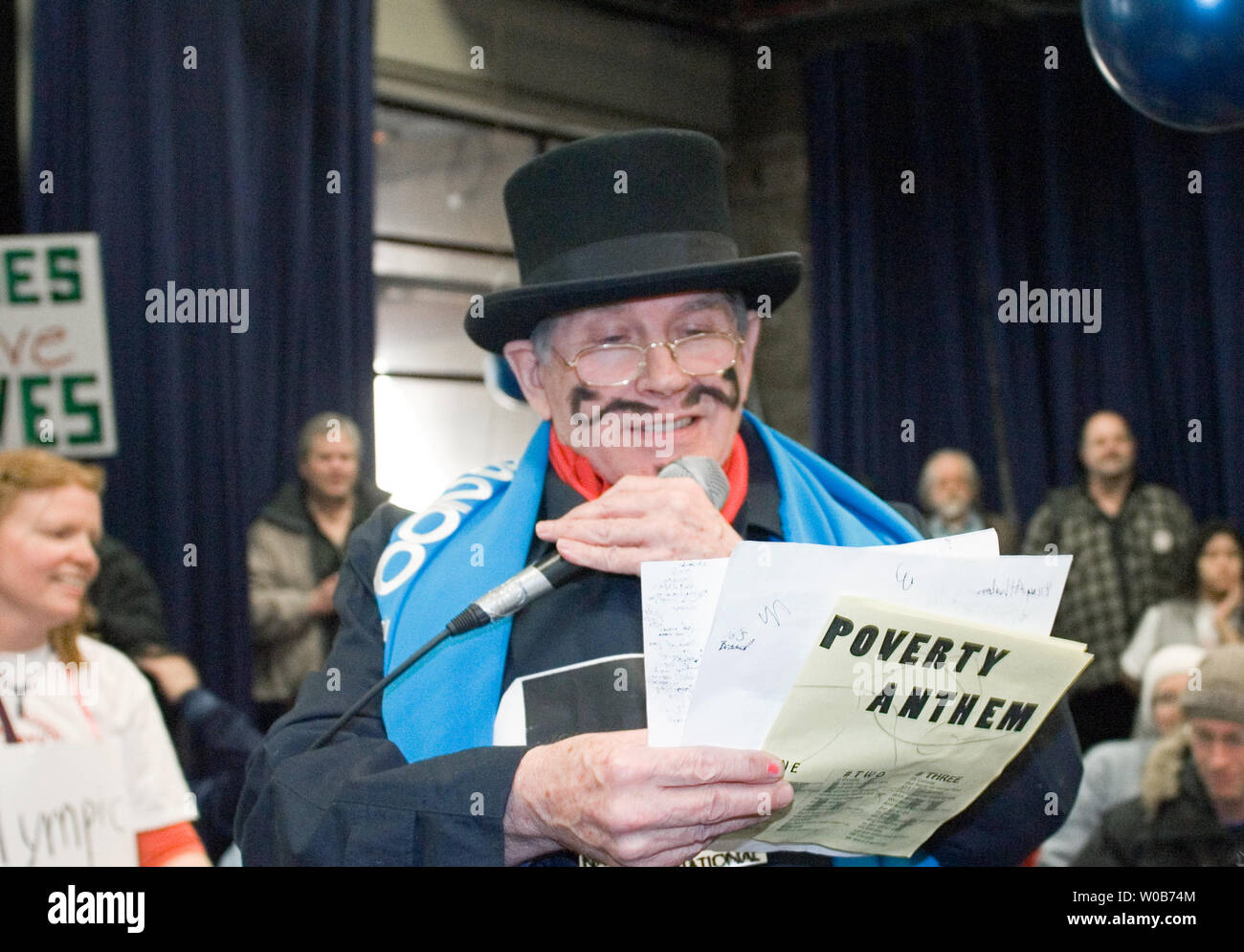 Reiter Cooey spielt die verhassten Herrn Gebot der VANOC Vertreter versuchen, mehr Corporate Sponsorships während der Downtown Eastside Armut Olympics in der Carnegie Center in Vancouver, British Columbia, 3. Februar 2008 zu verkaufen. Am Nachmittag Spiele sind eine tolle Möglichkeit, eine ernste Botschaft, die Vancouver Welt hat zu senden - Klasse Armut und Obdachlosigkeit, während Hunderte Millionen Dollar für die Olympischen Winterspiele 2010 ausgegeben werden. (UPI Foto/Heinz Ruckemann) Stockfoto