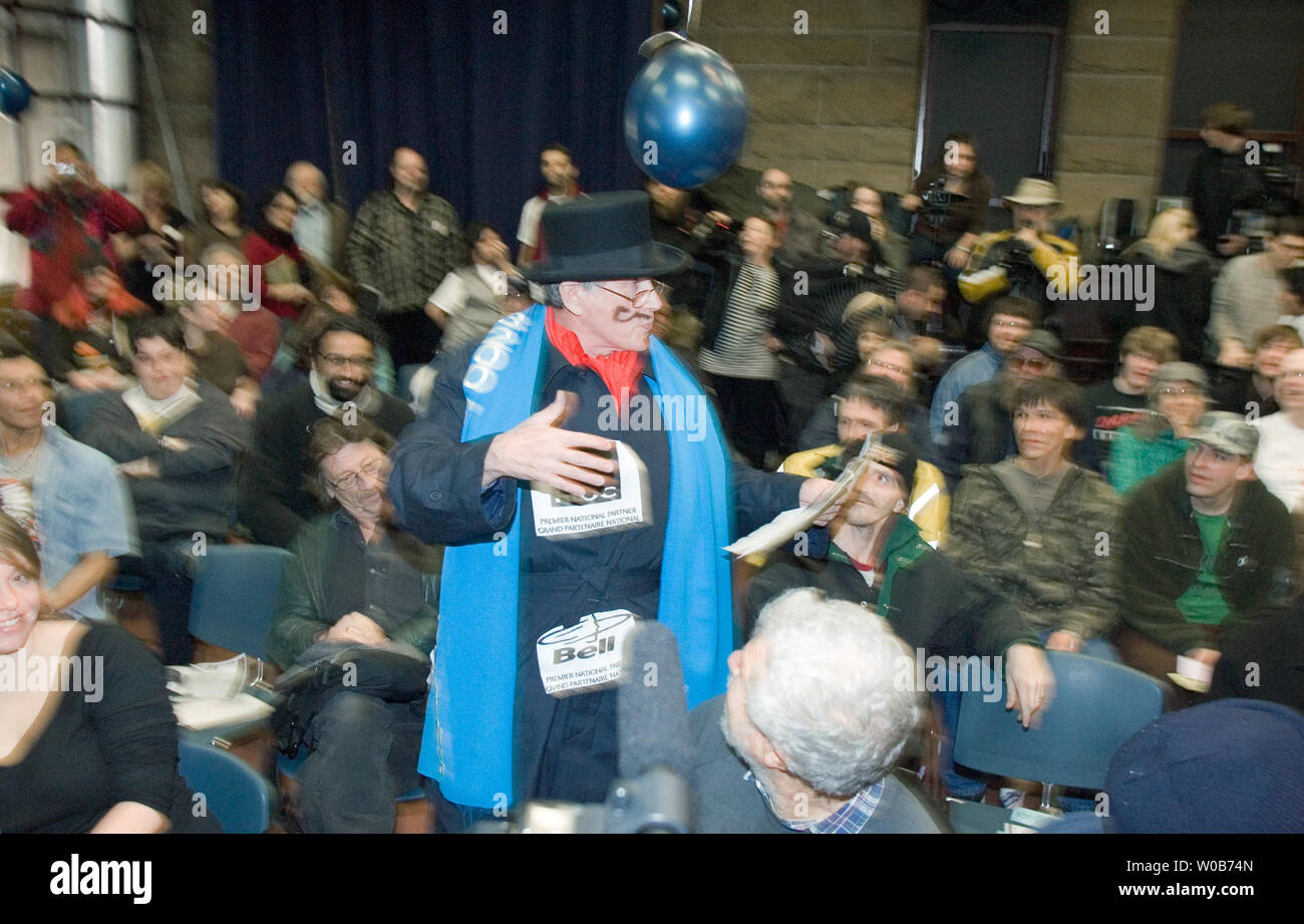 Reiter Cooey spielt die verhassten Herrn Gebot der VANOC Vertreter versuchen, mehr Corporate Sponsorships während der Downtown Eastside Armut Olympics in der Carnegie Center in Vancouver, British Columbia, 3. Februar 2008 zu verkaufen. Am Nachmittag Spiele sind eine tolle Möglichkeit, eine ernste Botschaft, die Vancouver Welt hat zu senden - Klasse Armut und Obdachlosigkeit, während Hunderte Millionen Dollar für die Olympischen Winterspiele 2010 ausgegeben werden. (UPI Foto/Heinz Ruckemann) Stockfoto