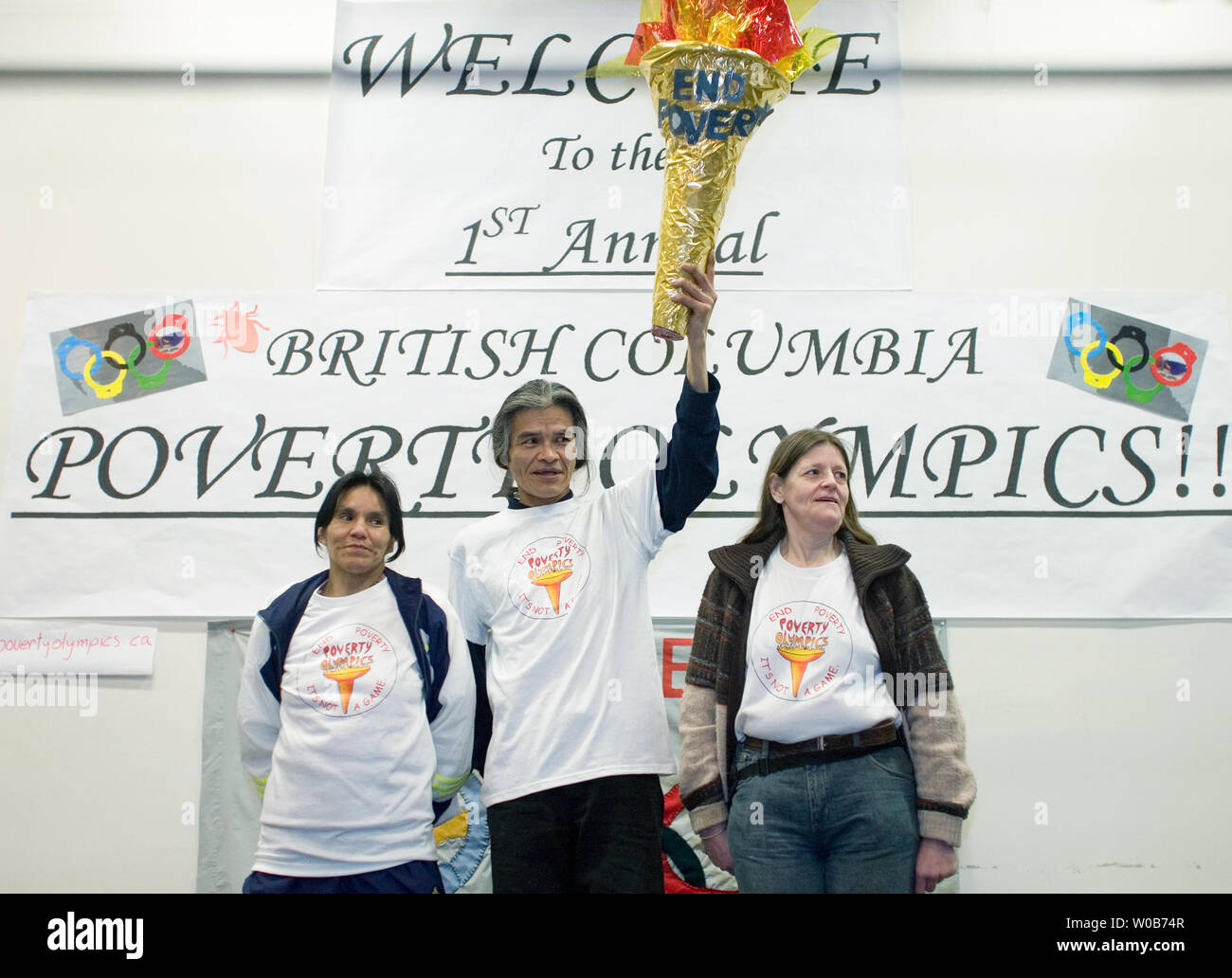 Drei von zehn Fackel Träger laufen zwei Relais- Block unten Hastings Street feiern den Beginn des Downtown Eastside Armut Olympics in der Carnegie Center in Vancouver, British Columbia, 3. Februar 2008. Am Nachmittag Spiele sind eine tolle Möglichkeit, eine ernste Botschaft, die Vancouver Welt hat zu senden - Klasse Armut und Obdachlosigkeit, während Hunderte Millionen Dollar für die Olympischen Winterspiele 2010 ausgegeben werden. (UPI Foto/Heinz Ruckemann) Stockfoto