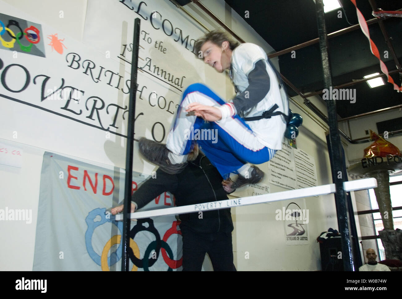 Eine glückliche Teilnehmer löscht die Bar der Armut - Leitung hoch springen während der Downtown Eastside Armut Olympics in der Carnegie Center in Vancouver, British Columbia, 3. Februar 2008. Am Nachmittag Spiele sind eine tolle Möglichkeit, eine ernste Botschaft, die Vancouver Welt hat zu senden - Klasse Armut und Obdachlosigkeit, während Hunderte Millionen Dollar für die Olympischen Winterspiele 2010 ausgegeben werden. (UPI Foto/Heinz Ruckemann) Stockfoto