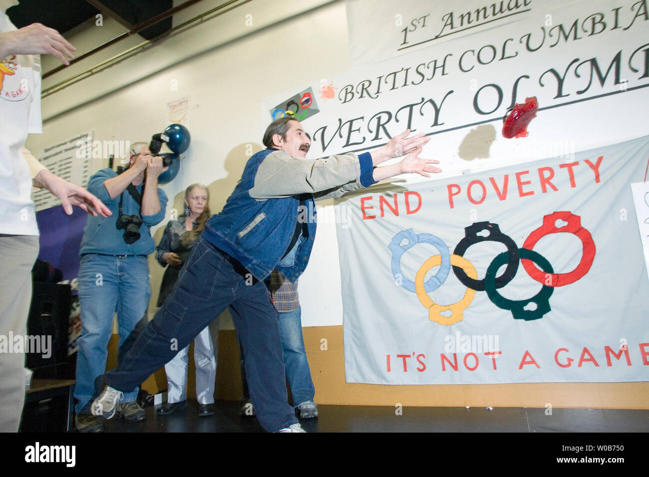 Ein Kandidat wirft einen Stein in der jello Winden für Gehäuse verspricht Ereignis während der Downtown Eastside Armut Olympics in der Carnegie Center in Vancouver, British Columbia, 3. Februar 2008. Am Nachmittag Spiele sind eine tolle Möglichkeit, eine ernste Botschaft, die Vancouver Welt hat zu senden - Klasse Armut und Obdachlosigkeit, während Hunderte Millionen Dollar für die Olympischen Winterspiele 2010 ausgegeben werden. (UPI Foto/Heinz Ruckemann) Stockfoto