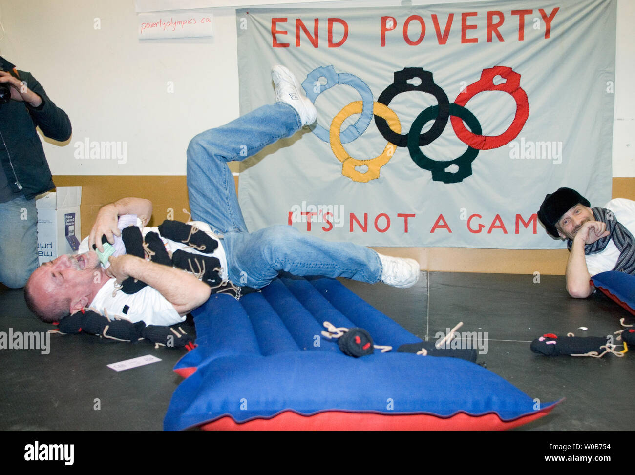 Ein Kandidat wird von Bettwanzen in den Grundzügen - springen über Wanze befallen Matratzen Ereignis während der Downtown Eastside Armut Olympics in der Carnegie Center in Vancouver, British Columbia, 3. Februar 2008 angegriffen. Am Nachmittag Spiele sind eine tolle Möglichkeit, eine ernste Botschaft, die Vancouver Welt hat zu senden - Klasse Armut und Obdachlosigkeit, während Hunderte Millionen Dollar für die Olympischen Winterspiele 2010 ausgegeben werden. (UPI Foto/Heinz Ruckemann) Stockfoto