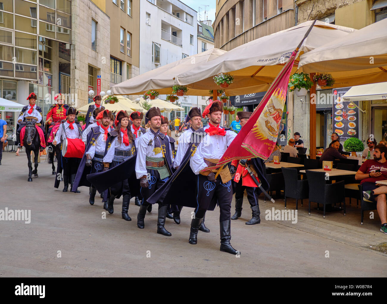 Zagreb, Kroatien - Die königliche Krawattenschals Regiment zu Fuß durch die Straßen der Stadt während der wachablösung Stockfoto