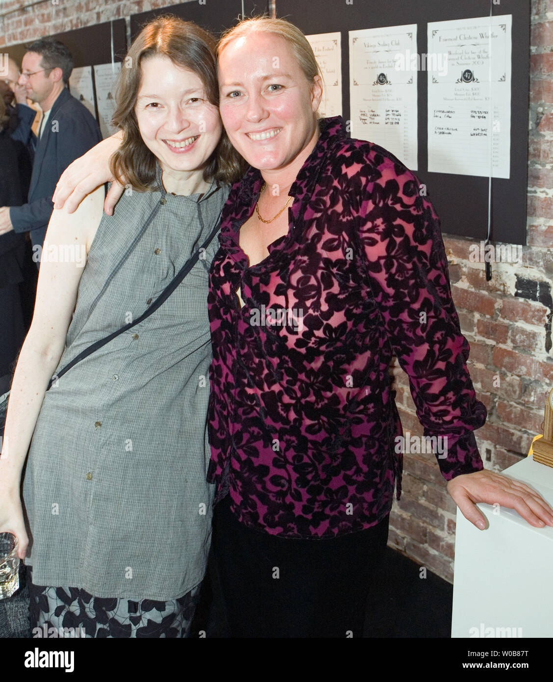 Filmemacherin Anne Marie Fleming (L) und Schauspielerin/Produzent Christine Haebler eine stille Auktion Fundraiser profitieren von Vancouver Pacific Kinemathek (Theater) und Gemeinnützige Gesellschaft auf der Leinwand Galerie in Vancouver, British Columbia, 23. Oktober 2008 teilnehmen. Ann Marie ist die Urenkelin des legendären Zauberers, Acrobat und Varieté Künstler lange Tack Sam. (UPI Foto/Heinz Ruckemann) Stockfoto