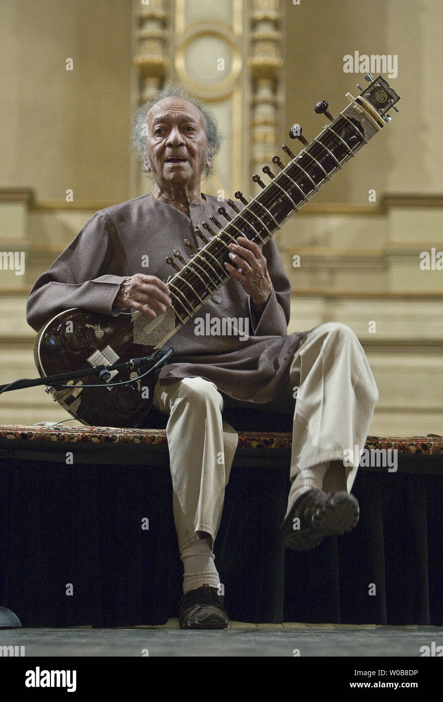 Ravi Shankar, 89 Jahre alt, kommt für einen Sound im Orpheum Theatre in Vancouver, British Columbia, 16. Mai 2009 prüfen. Vor kurzem Abschluss einer Abschiedstour von Europa Ravi Shankar wird von seiner Tochter und protogee Anoushka, 27 verbunden werden Jahre alt -, für ein Konzert heute Abend, vier Jahre und ein Tag seit Ihrem letzten Besuch hier. (UPI Foto/Heinz Ruckemann) Stockfoto