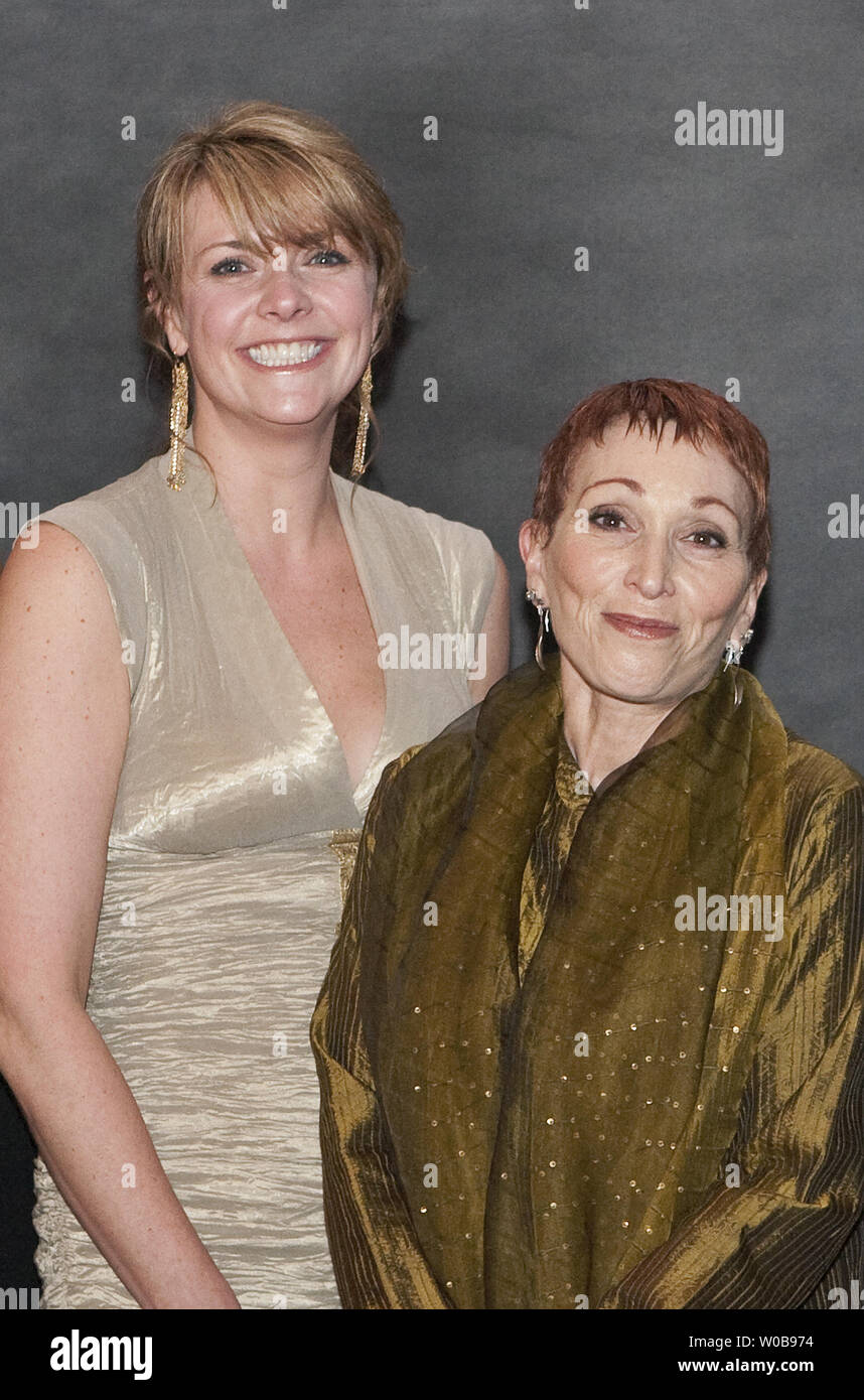 Schauspielerin und Sängerin Babz Chula (R.) steht mit anderen Schauspielerin Amanda Tapping auf die Frauen in Film und Fernsehen Vancouver (WIFTV) Spotlight Awards in Vancouver, British Columbia, 7. März 2009 stirbt im Alter von 64 in Vancouver am Freitag, 7. Mai 2010 nach einem langen Kampf mit Krebs. In über 100 Filmen und TV-Shows Chula war Barbara Ellen Zuckerman am 12. März 1947 in Springfield, Massachusetts geboren. UPI Foto/Heinz Ruckemann Stockfoto