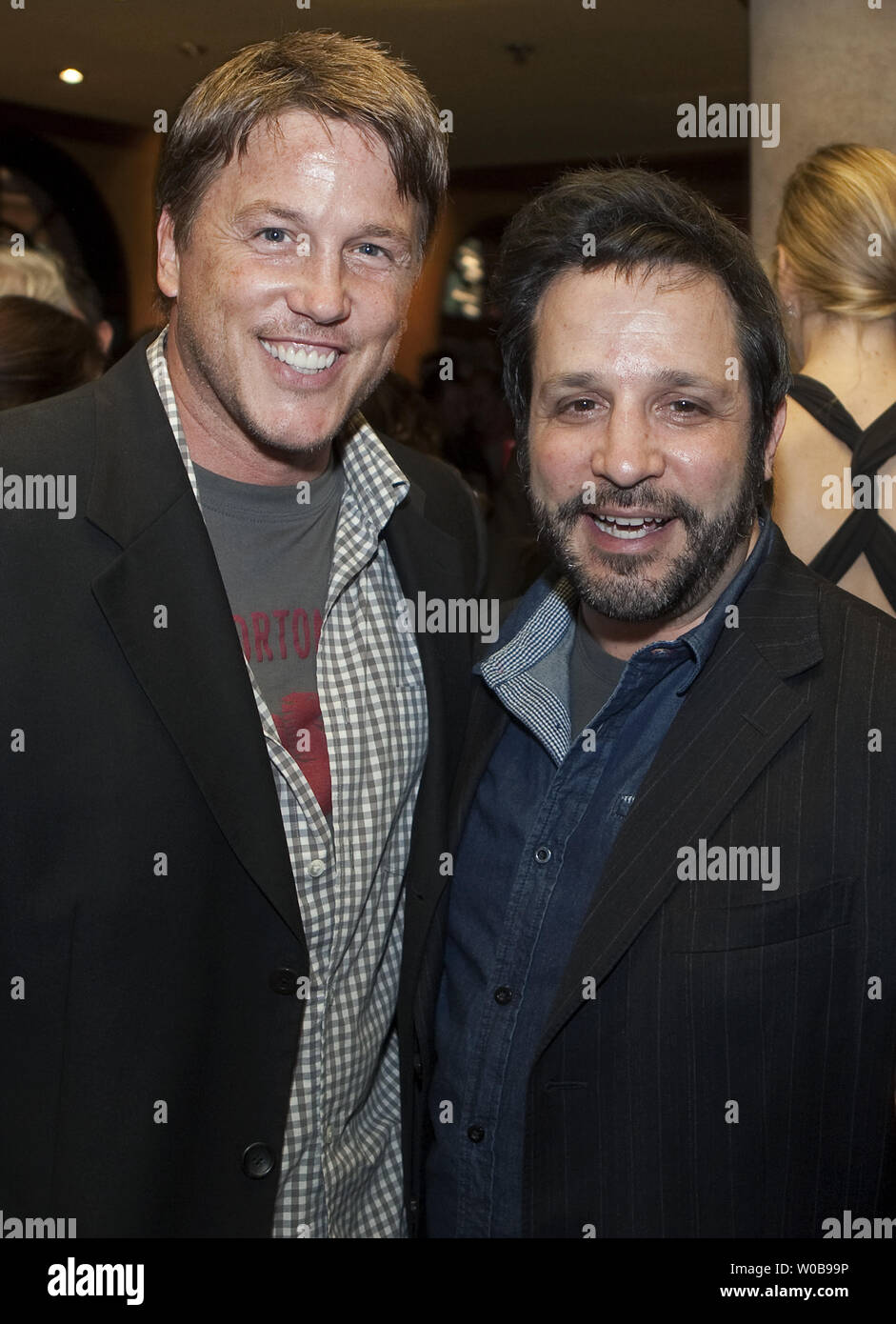 Schauspieler Lochlyn Munro (L.) und Schauspieler/Regisseur Ben Ratner teilen sich ein Lachen am Cin Cin Restaurant Celebrity Party während der öffnung Nacht der 2010 Vancouver International Film Festival in der Innenstadt von Vancouver, British Columbia, 30. September 2010. UPI/Heinz Ruckemann Stockfoto