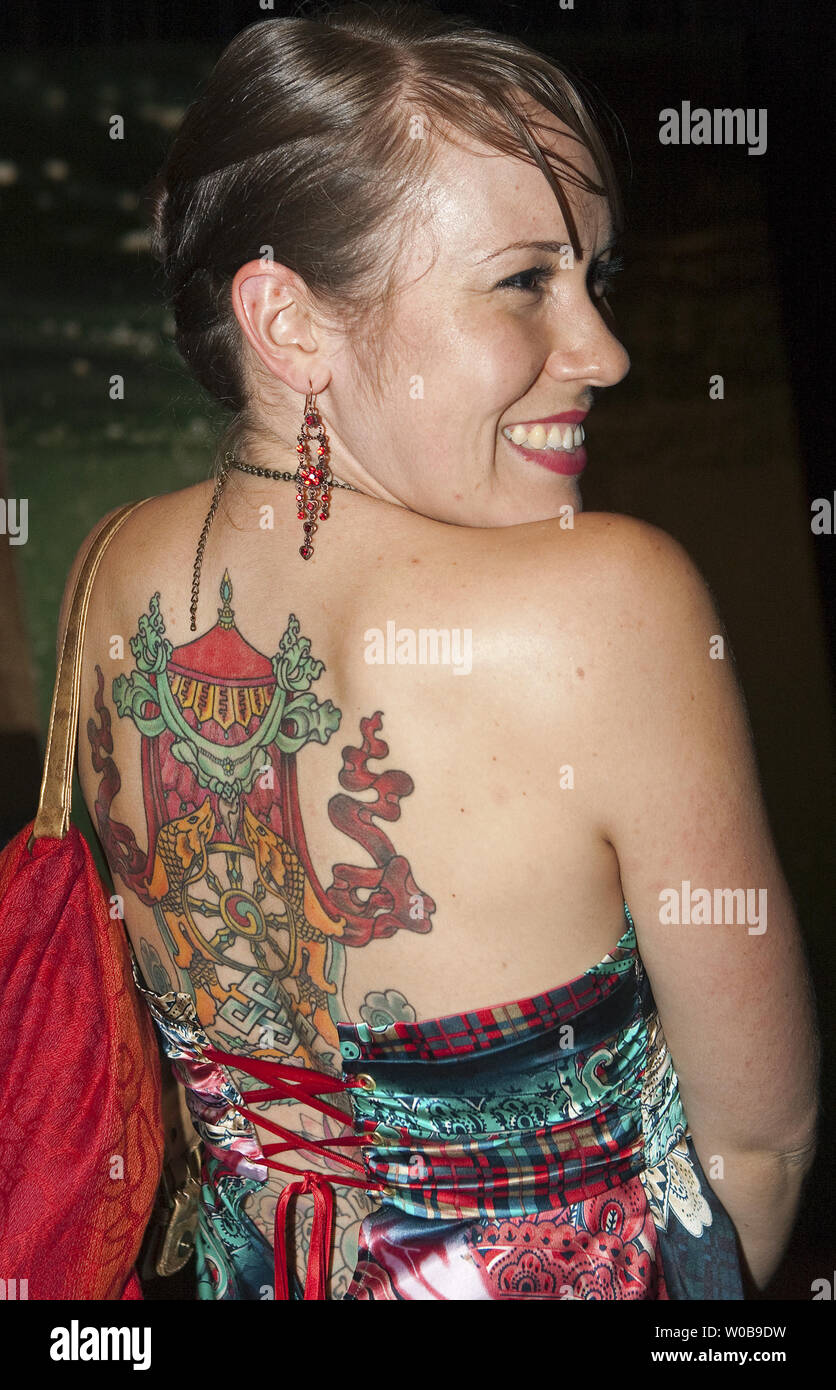 Dolmetscher Joanna Konkin zeigt Ihre während der 2010 Vancouver International Film Festival (VIFF) in der Innenstadt von Vancouver, British Columbia, 9. Oktober 2010" acht Glückssymbole von Buddha' Tattoo beim Jubiläum gala Screening und roten Teppich. UPI/Heinz Ruckemann Stockfoto