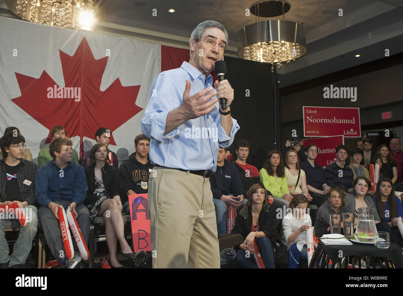 Führer der liberalen Opposition Michael Ignatieff spricht mit Anhänger an ein Town Hall Meeting in ein Schwingen reiten auf einem 2011 Bundestagswahl Kampagne Anschlag in North Vancouver, British Columbia, 17. April 2011. UPI/Heinz Ruckemann Stockfoto