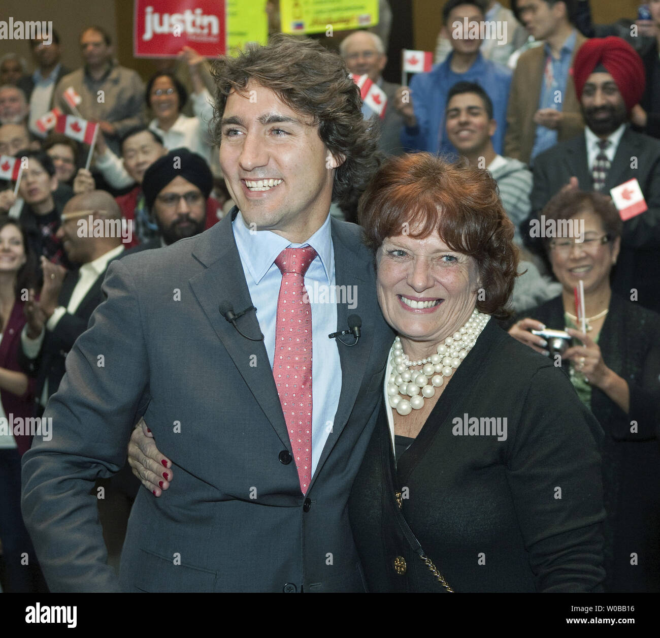 Margaret Trudeau (R) wird von ihrem Sohn liberale Abgeordnete des Parlaments Justin Trudeau begrüßt, nachdem er auf seiner zweiten Kampagne Stop für die Führung seiner Partei in Richmond in der Nähe von Vancouver, British Columbia am 3. Oktober 2012 kommt. Justin Trudeau kündigte er für die Führung des Eidgenössischen liberalen Partei gestern ausgeführt wurde. UPI Foto/Heinz Ruckemann Stockfoto