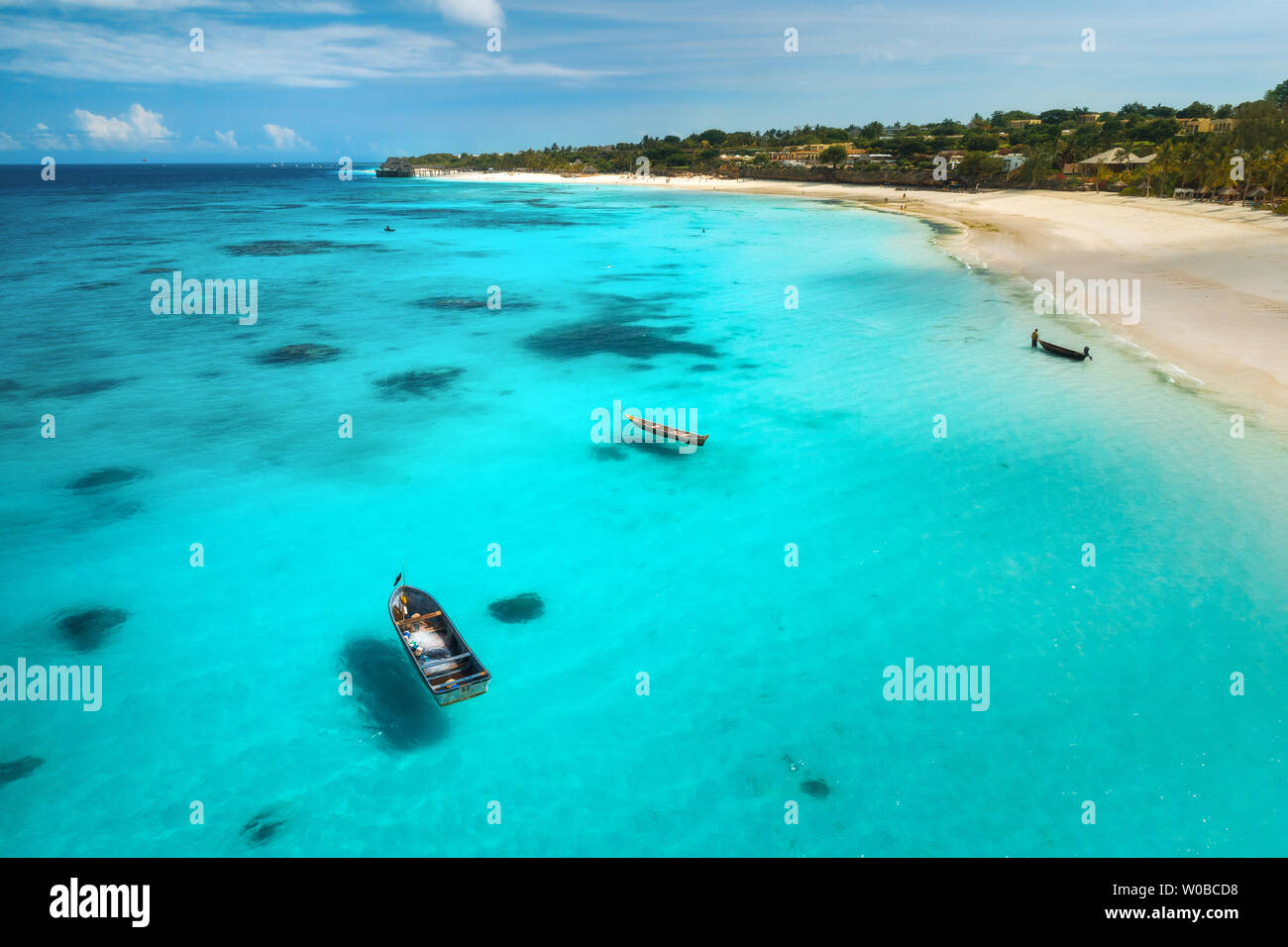 Luftaufnahme der Boote auf tropischen Meer mit Sandstrand Stockfoto