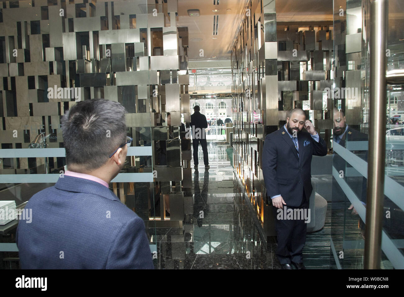 Media tours besuchen Sie die Lobby des Trump International Hotel & Tower während der offiziellen Eröffnung des luxuriösen $ 360 Mio. in 1161 Georgia Street in der Innenstadt von Vancouver, British Columbia, 28. Februar 2017. Das Hotel wurde von dem berühmten Architekten Arthur Erickson wird das zweite Trump Hotel in Kanada. UPI/Heinz Ruckemann Stockfoto