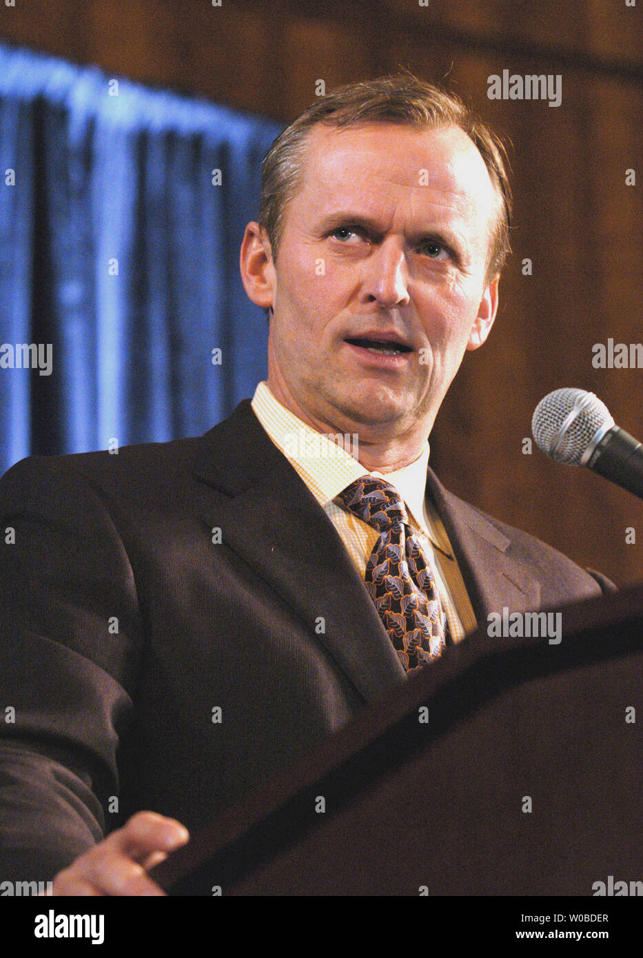 Schriftsteller und Rechtsanwalt John Grisham vorgestellt, bevor Lieutenant Governor Timothy Kaine Kaine Rede von der Demokratischen Partei der Virginia's jährliche Jefferson Jackson Tag Gala am Samstag, 7. Februar 2004, im Convention Center in Richmond, Virginia. (UPI Foto/David Allio) Stockfoto