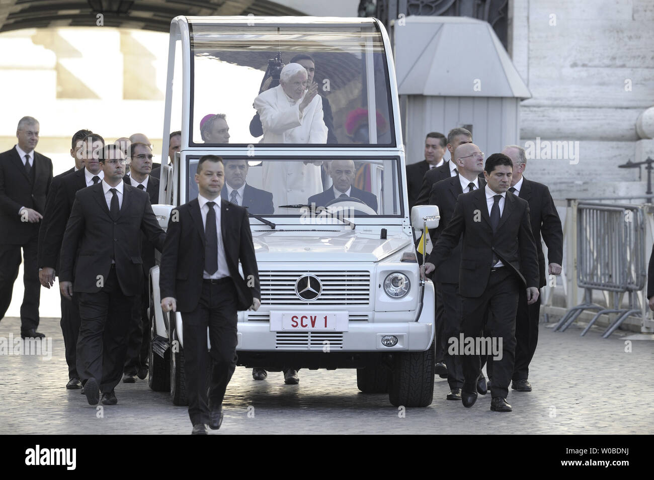 Papst Benedikt XVI. fährt zu seiner letzten Generalaudienz vor seinem Ruhestand auf dem Petersplatz im Vatikan, 27. Februar 2013. UPI/Stefano Spanziani Stockfoto