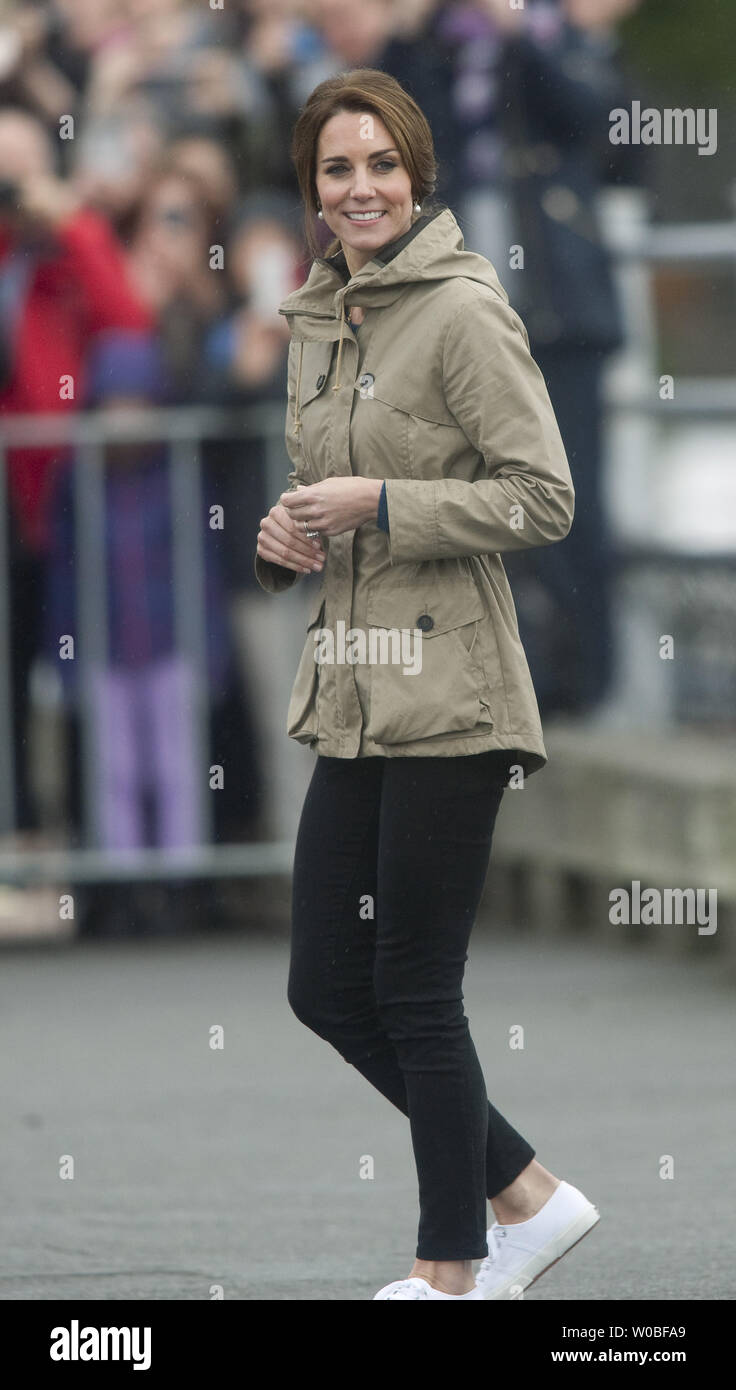 Prinz William's Frau Kate die Herzogin von Cambridge disembarks Segel und Leben Ausbildung Gesellschaft (Salze) Tall Ship Pacific Grace im Victoria Harbour, Victoria, BC während des letzten Tages des Royal Tour 2016 von British Columbia (BC) und der Yukon, 1. Oktober 2016. UPI/Heinz Ruckemann Stockfoto