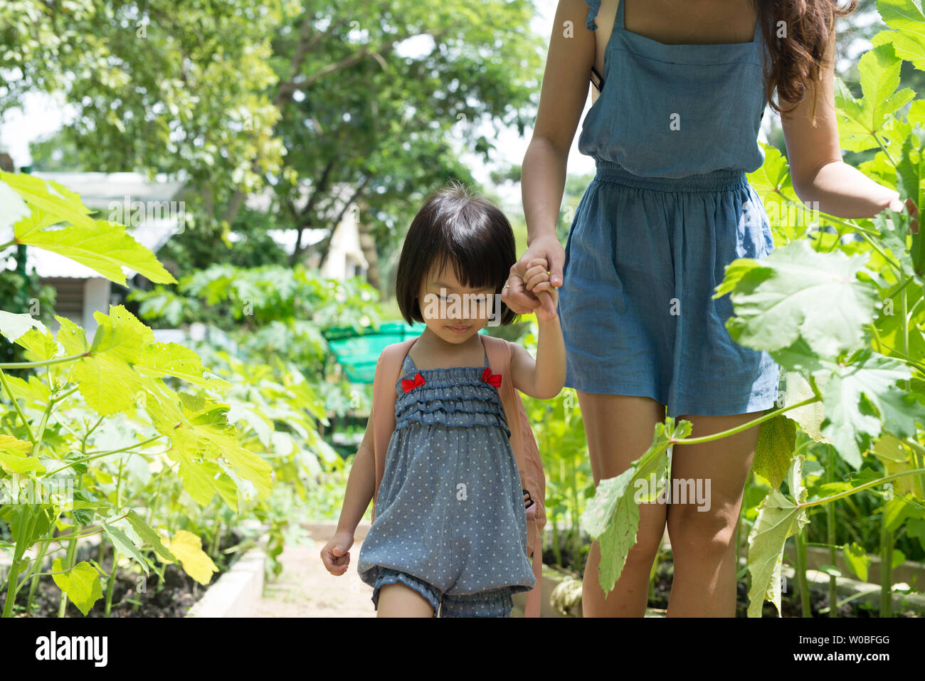 Gerne asiatische Tochter Gartenarbeit mit ihrer Mutter Stockfoto