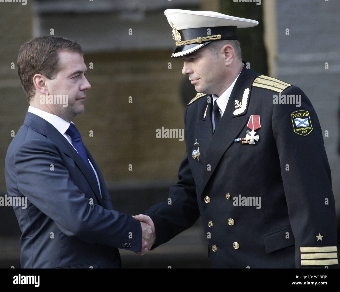 Präsident Dmitri Medwedew (L) Auszeichnungen eine Medaille der Russischen Marine Offizier in der Georgien Konflikt in der Stadt Wladikawkas, Russland beteiligt, am 18. August 2008. Medwedew versprochen zu starten und ziehkräfte von Positionen in Georgien am Montag, aber schlug vor, dass sie in der abtrünnigen Region im Herzen der Kämpfe, die Spannungen im Kalten Krieg entfacht hat, bleiben konnte. (UPI Foto/Anatoli Zhdanov) Stockfoto