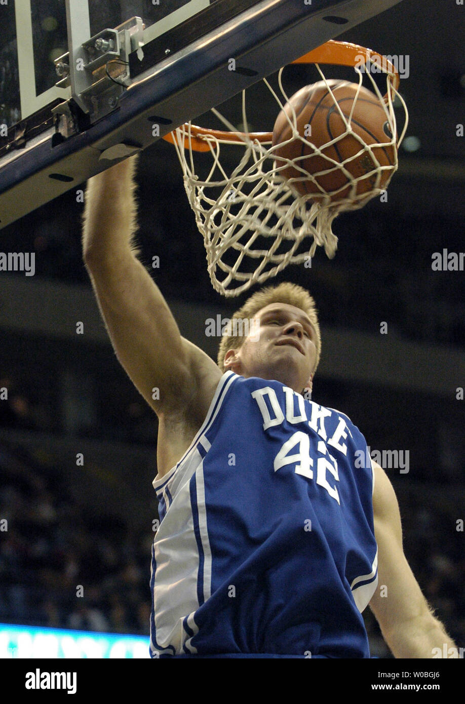 Shavlik Randolph der Duke University Blue Devils Kerben 2 seiner 8 Punkte gegen die Georgetown Hoya am MCI Center in Washington, D.C. Herzog besiegte Georgetown 85-66. (UPI Foto/Mark Goldman) Stockfoto