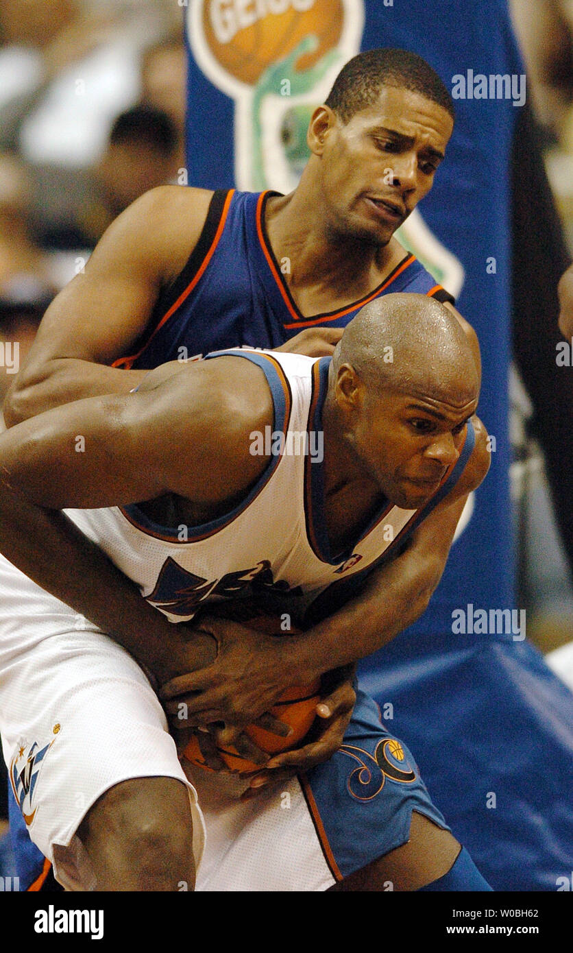 Brendan Haywood der Washington Wizards wird von Kurt Thomas der New York Knicks verschmutzt mit 7,1 Sekunden noch in der Zauberer 106 - 104 Gewinn am 8. Dezember 2004 Im MCI Center in Washington, D.C. (UPI Foto/Mark Goldman) Stockfoto