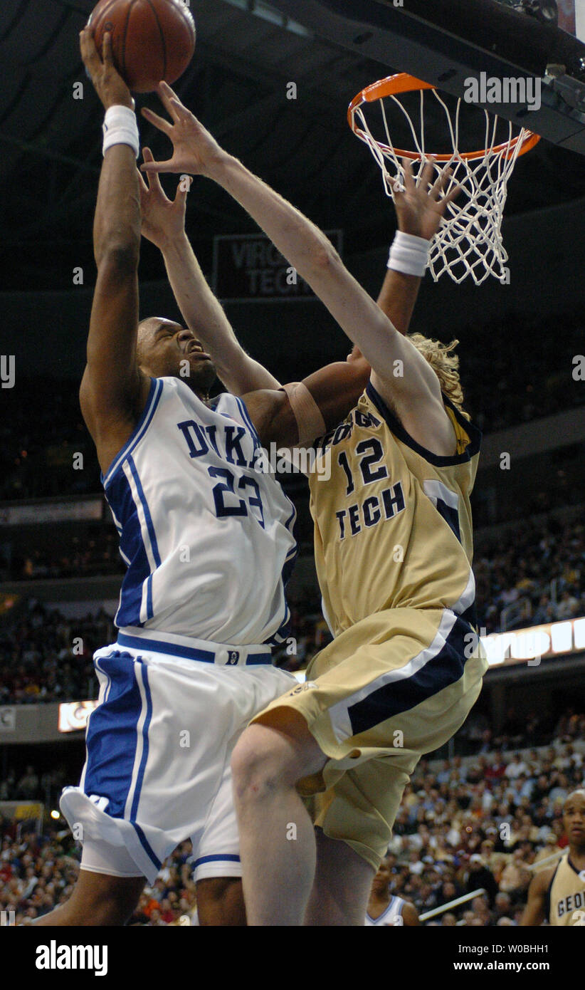 Shelden Williams (23) der Duke University Blue Devils gefoult wird der Korb von Luke Schenscher (12) von Georgia Tech in der Meisterschaft Spiel der ACC-Turnier am 13. März 2005 in einem Spiel durch Herzog 69-64 gewann bei der MCI Center in Washington, D.C. (UPI Foto/Mark Goldman) Stockfoto