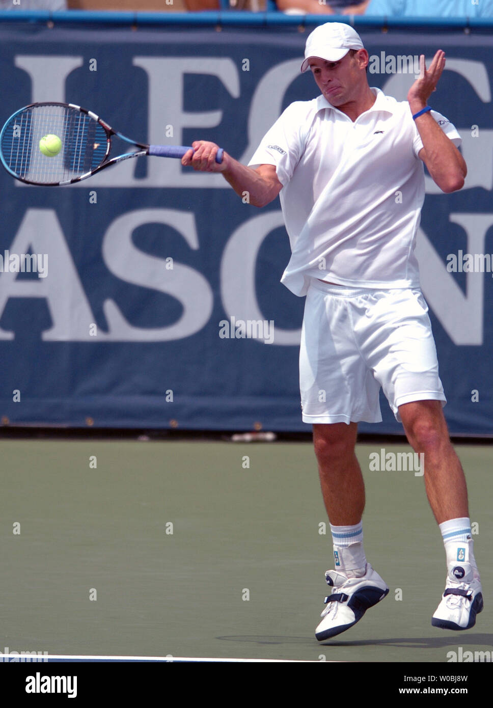 Andy Roddick gibt den Ball gegen Paradorn Srichaphan im Halbfinale der Legg Mason Tennis Classic an der William H.G. Fitzgerald Tennis Center in Washington, D.C. am 6. August 2005. Roddick besiegte Srichaphan 2 auf 0. (UPI Foto/Mark Goldman) Stockfoto