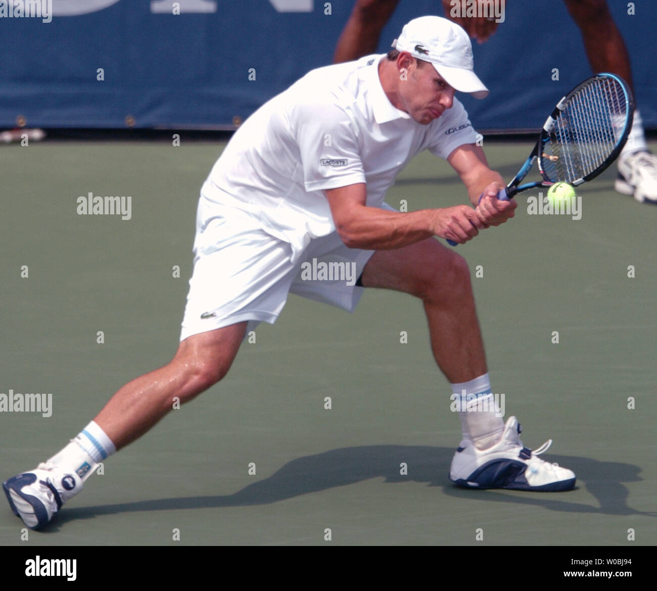 Andy Roddick gibt den Ball gegen Paradorn Srichaphan im Halbfinale der Legg Mason Tennis Classic an der William H.G. Fitzgerald Tennis Center in Washington, D.C. am 6. August 2005. Roddick besiegte Srichaphan 2 auf 0. (UPI Foto/Mark Goldman) Stockfoto