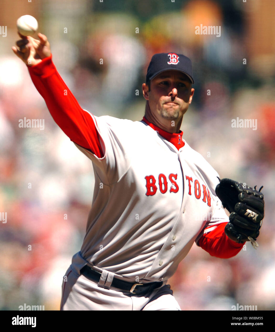 Die Boston Red Sox Tim Wakefield Plätze im zweiten Inning gegen die Baltimore Orioles am 9. April 2006 an der Orioles Park at Camden Yards, Baltimore, MD. Wakefield schlug heraus 4 und gab auf einer erworben wie die Red Sox fegte die Orioles mit 4-1 gewinnen. (UPI Foto/Mark Goldman) Stockfoto