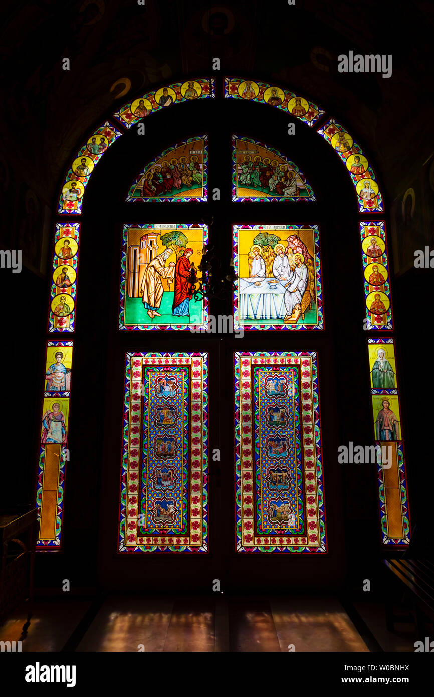 Die Glasmalereien Tür der Kapelle von Ayia Triada, Paralimni, Zypern. Juni 2019 Stockfoto