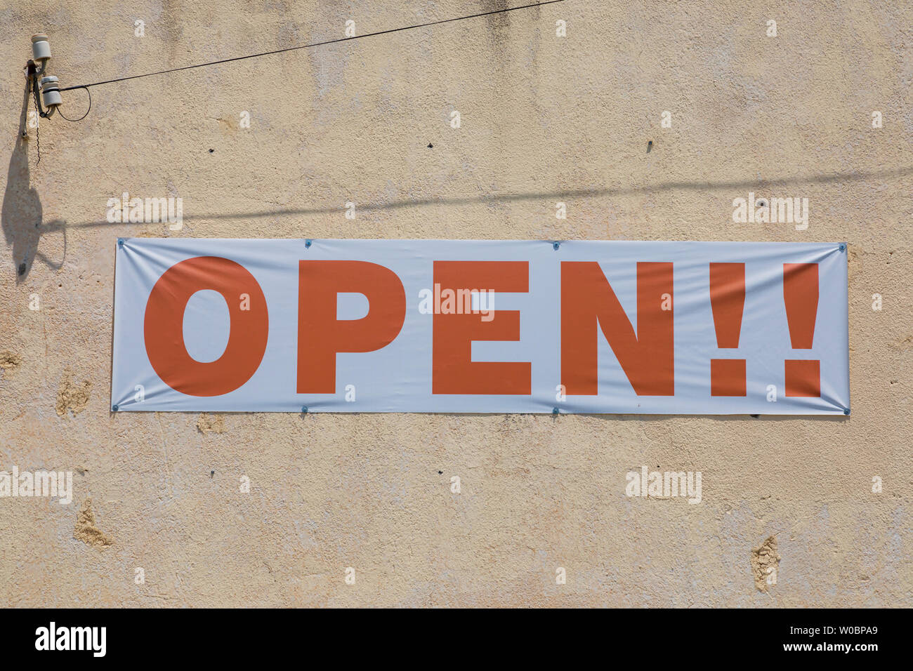 "Offene" Banner an der Wand, Larnaca, Zypern. Juni 2019 Stockfoto