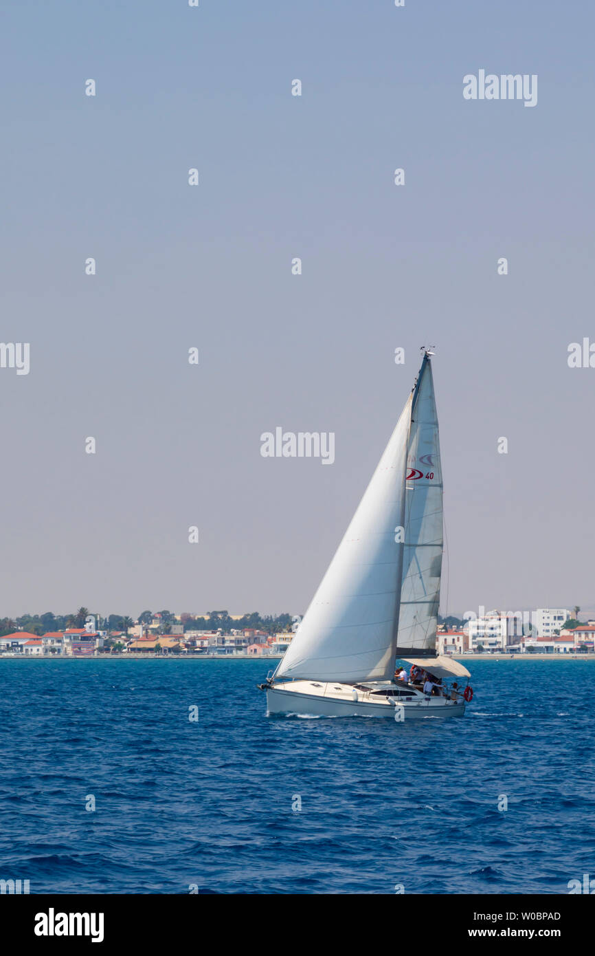 Eine Yacht in vollen Segeln an der Küste von Larnaka, Zypern. Juni 2019 Stockfoto