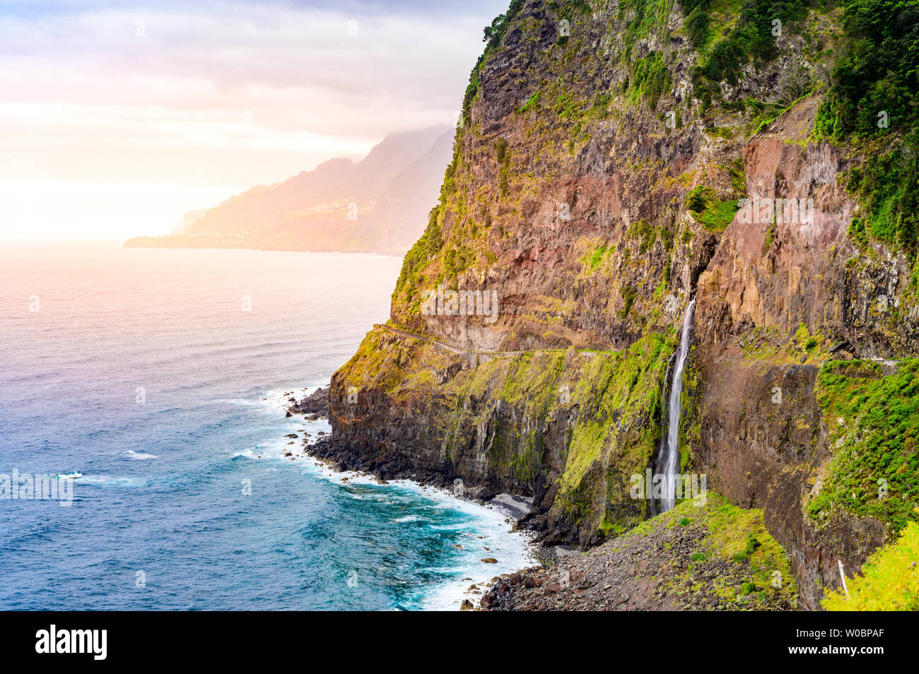 Schönen wilden Küste Landschaft Ansicht mit Bridal Veil Falls (Veu da Noiva) Ponta do Poiso auf Madeira. In der Nähe von Porto Moniz, Seixal, Portugal. Stockfoto