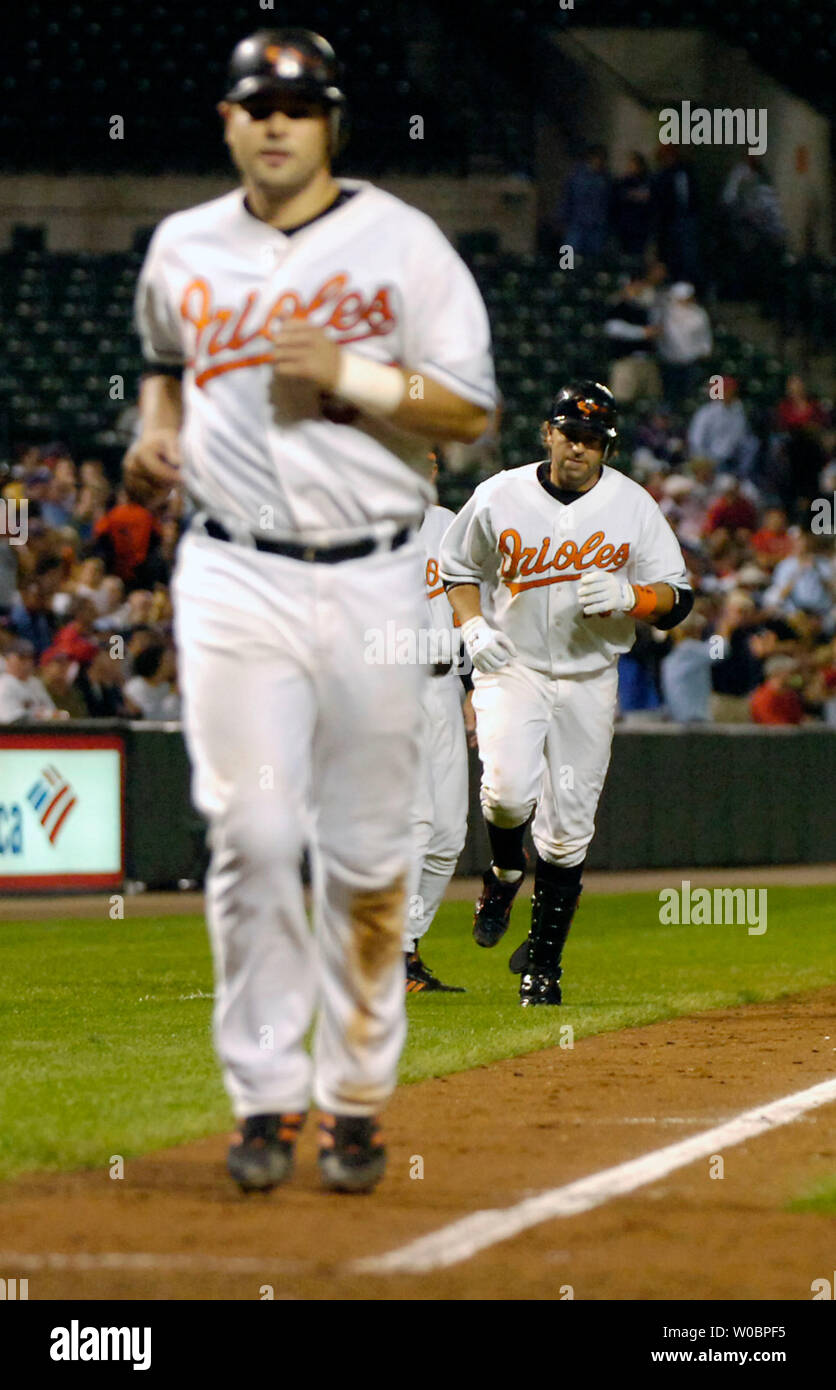 Die Baltimore Orioles Kevin Millar (15) folgt Ramon Hernandez um dritten Base nach Millar ein 2 run Home Run im fünften Inning gegen die Boston Red Sox Tim Wakefield am 13. September, 2006 an der Orioles Park at Camden Yards, Baltimore, Maryland. Die Orioles besiegten die Red Sox 4-0. (UPI Foto/Mark Goldman) Stockfoto