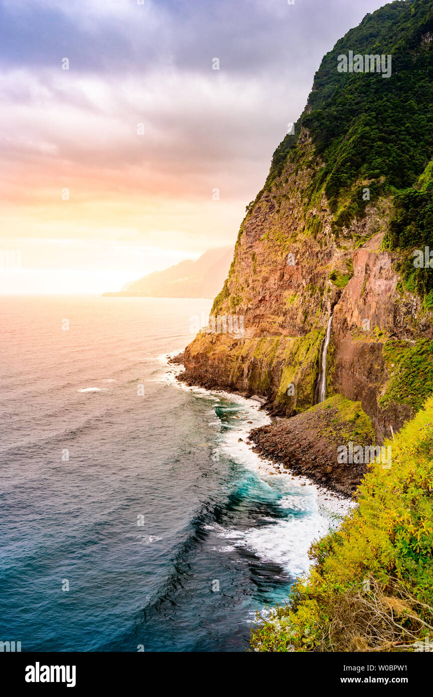 Schönen wilden Küste Landschaft Ansicht mit Bridal Veil Falls (Veu da Noiva) Ponta do Poiso auf Madeira. In der Nähe von Porto Moniz, Seixal, Portugal. Stockfoto