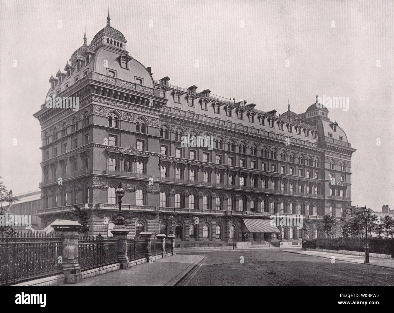 Das Grosvenor Hotel - mit Teil von Victoria Station auf der linken Seite. London 1896. Stockfoto