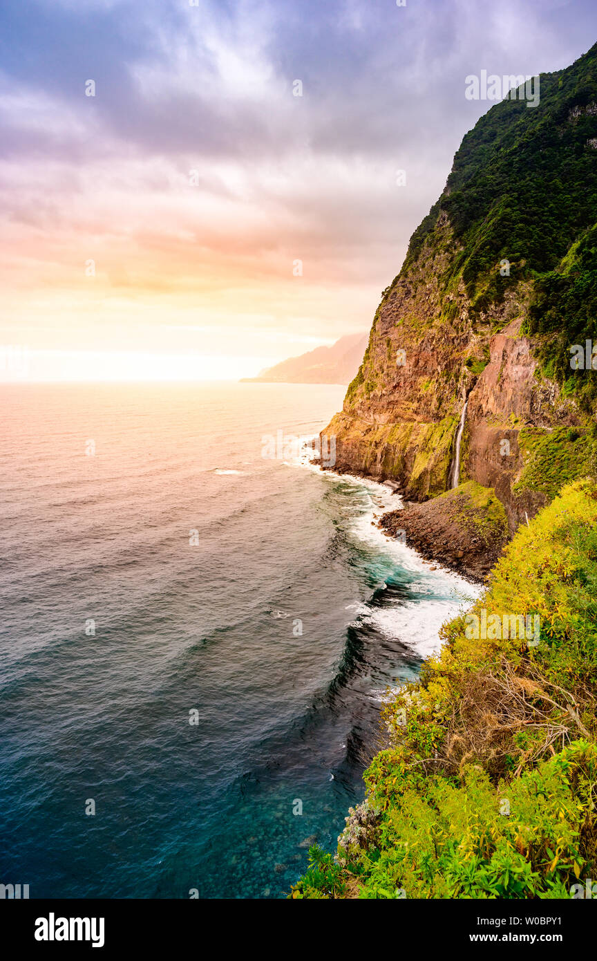 Schönen wilden Küste Landschaft Ansicht mit Bridal Veil Falls (Veu da Noiva) Ponta do Poiso auf Madeira. In der Nähe von Porto Moniz, Seixal, Portugal. Stockfoto