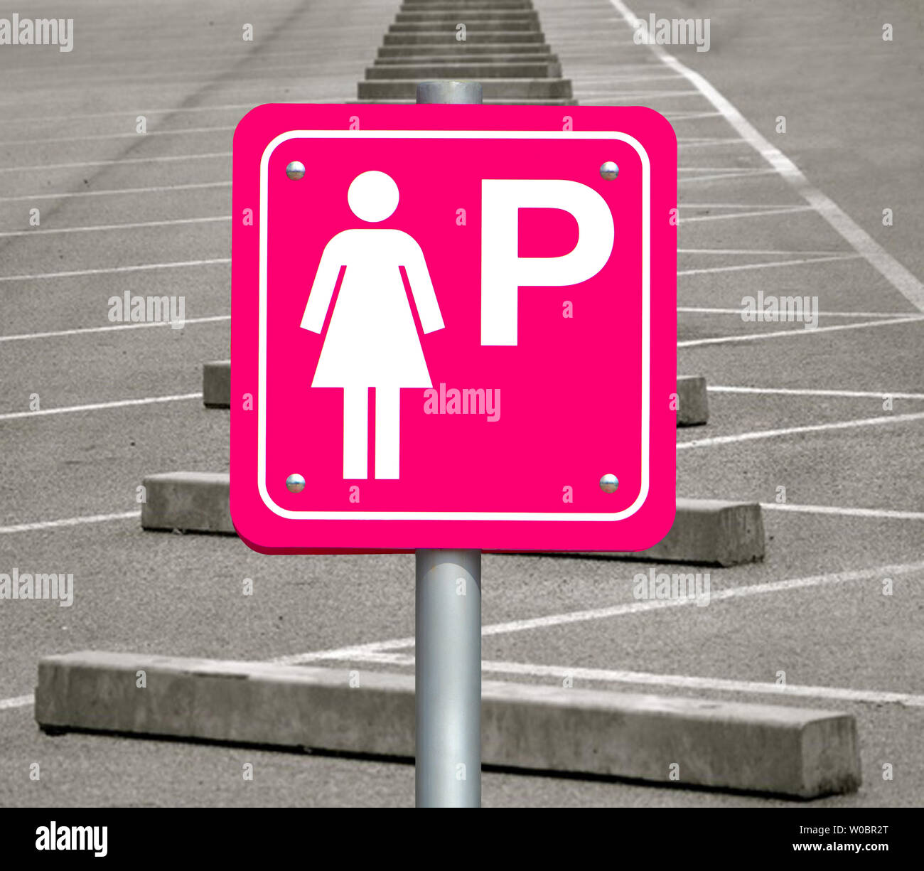 Die rosa Zeichen für parkende Autos nur für Frauen. Parkplatz nur für die Dame an der leeren öffentlichen Parkplatz. Stockfoto