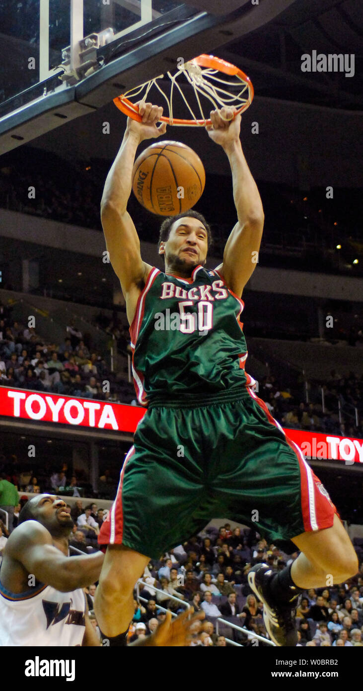 Die Milwaukee Bucks vorwärts Dan Gadzuric (50) der Niederlande Slams in zwei seiner 10 Punkte in der zweiten Hälfte gegen die Washington Wizards am 3. Januar 2007, im Verizon Center in Washington, D.C. Die Zauberer die Böcke 108-105 besiegt. (UPI Foto/Mark Goldman) Stockfoto