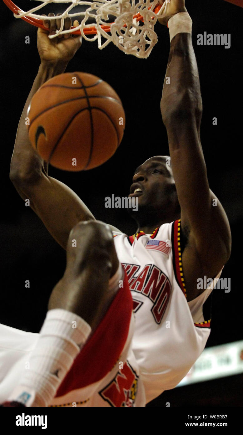 Maryland Dosenschildkröten vorwärts Ekene Ibekwe Slams in zwei ersten Hälfte Punkte gegen die Iona Gaels am 4. Januar 2007 bei der Comcast Center in College Park, Md (UPI Foto/Mark Goldman) Stockfoto