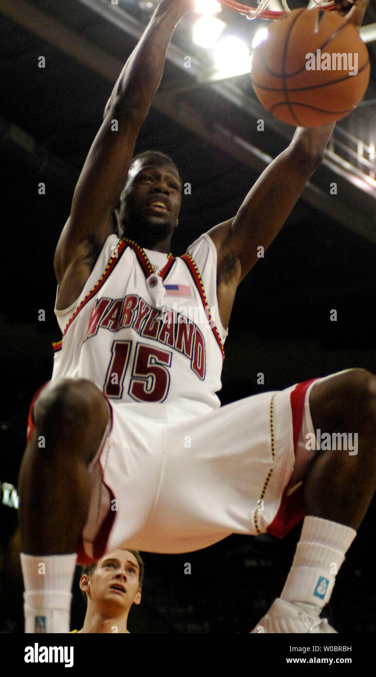 Maryland Dosenschildkröten, James Gist (15) Slams in zwei seiner 11 Punkte auf einem Konter in der zweiten Hälfte gegen die Iona Gaels am 4. Januar 2007 bei der Comcast Center in College Park, Md. Die Dosenschildkröten besiegten die Gaels 88-57. (UPI Foto/Mark Goldman) Stockfoto