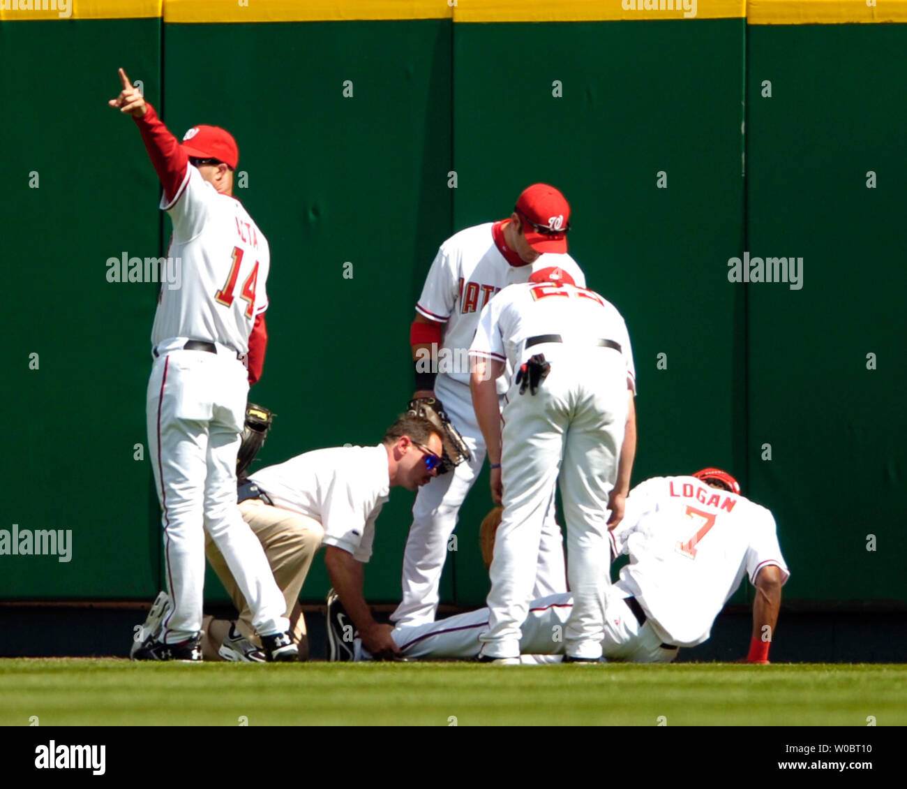 Washington Nationals Manager Manny Acta (L) Signale für einen Ersatz für verletzte Mittelfeldspieler Nook Logan (7), nachdem er im vierten Inning verletzt war sie eine lange Fliege Kugel durch Florida Marlins zweiter Basisspieler Dan Ugglaon April 2, 2007 am RFK Stadium in Washington getroffen. (UPI Foto/Mark Goldman) Stockfoto