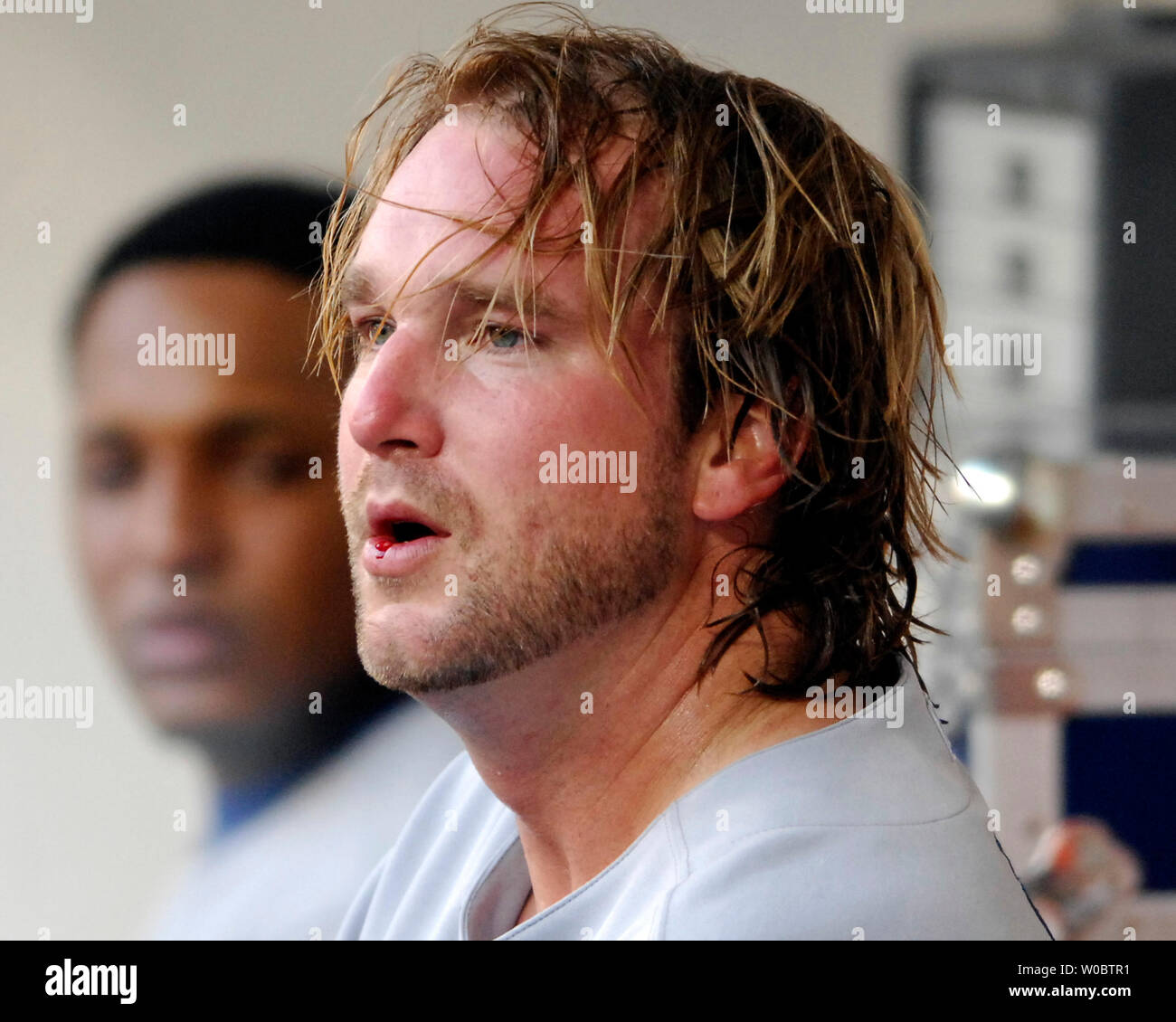 Los Angeles Dodgers Krug Derek Lowe sitzt in dem Dugout im zweiten Inning, nachdem für eine blutige Lippe im Spiel gegen die Washington Nationals behandelt wird am 30. Mai 2007 am RFK Stadium in Washington. (UPI Foto/Mark Goldman) Stockfoto